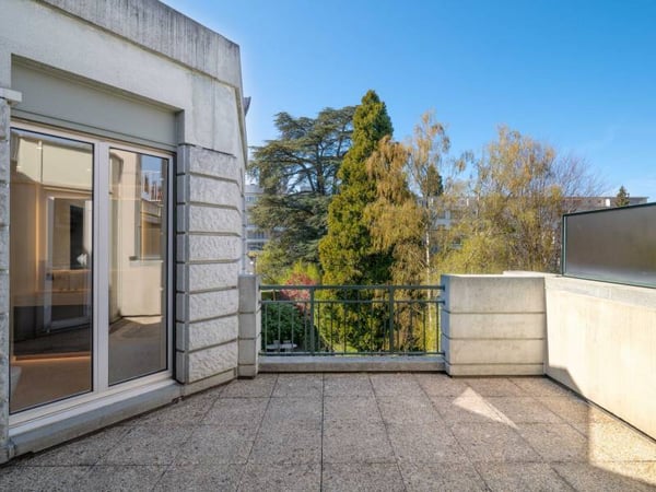 Attique clé en main, entièrement rénové à Champel 12