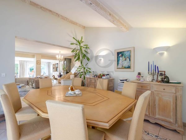 Élégante villa familiale avec piscine et pool house 8