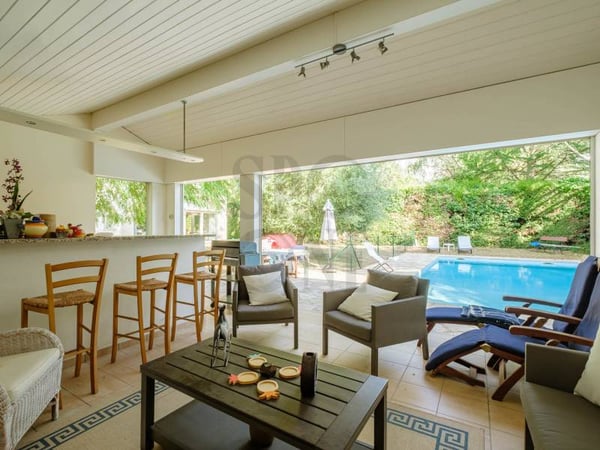 Élégante villa familiale avec piscine et pool house 12