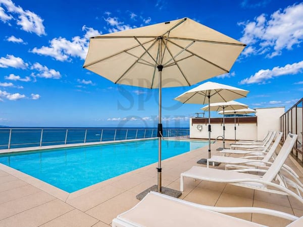 Appartement de standing avec vue sur le lac et piscine privée 9