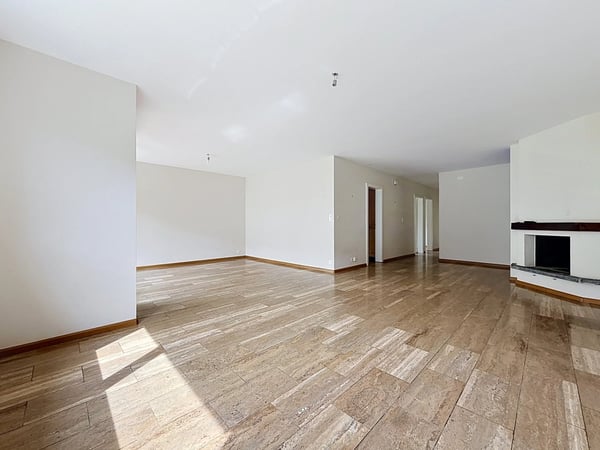 Spacieux 8.5 pièces avec balcon et belle luminosité à Sion 4