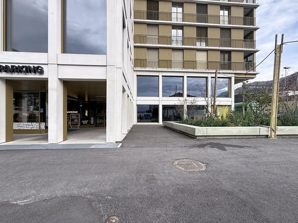 A LOUER - Emplacement n1 - Arcade 142.22 m² sur la Place de la Gare (Sion) 2