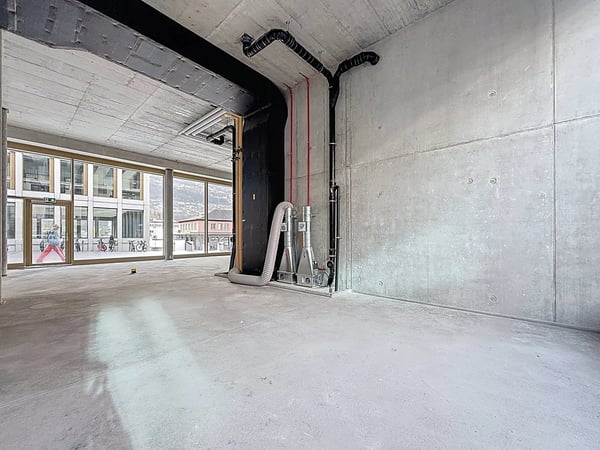 Surface retail avec forte visibilité - 18.25 m² - Cour de Gare (Sion) 2