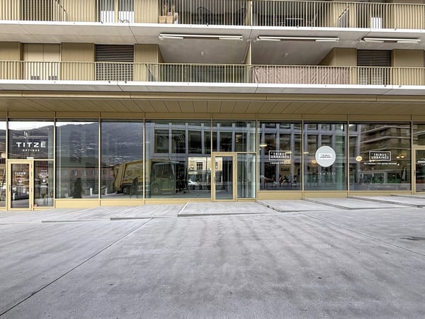 Surface retail avec forte visibilité - 18.25 m² - Cour de Gare (Sion) 1