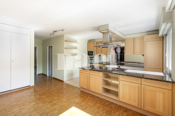 Exclusif ! Spacieux appartement de 3.5 pièces avec balcon et vue dégagée sur le lac à vendre à Chernex / Montreux 7
