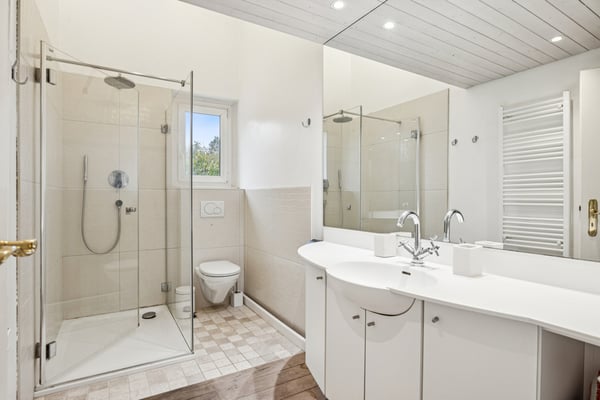 Splendide villa au coeur de La côte avec vue majestueuse sur le lac 12