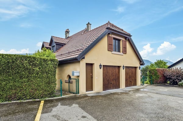 Spacieuse villa de 180m2 habitables au coeur du village avec bureau in 13