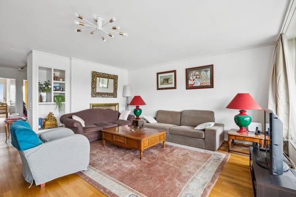 Spacieux appartement de 5.5 pièces avec vue magnifique sur la ville et 2