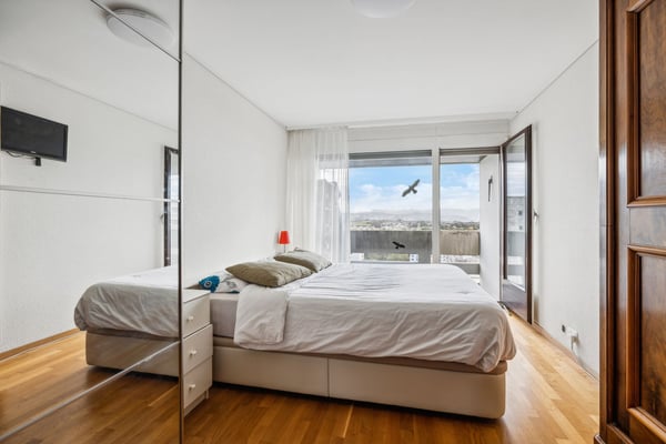 Spacieux appartement de 5.5 pièces avec vue magnifique sur la ville et 6