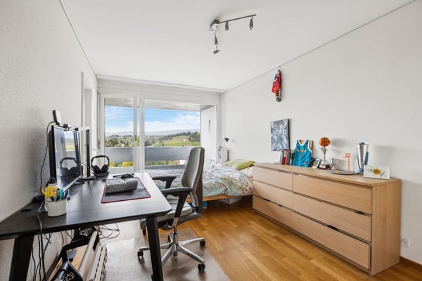 Spacieux appartement de 5.5 pièces avec vue magnifique sur la ville et 8
