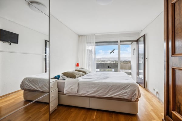 Spacieux appartement de 5.5 pièces avec vue magnifique sur la ville et 6