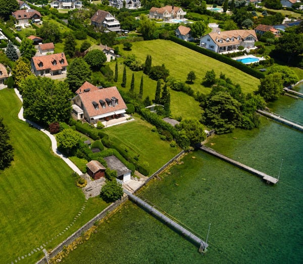 Une propriété unique composée de deux villas avec accès privatif au la 2