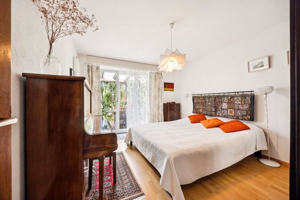 Maison individuelle avec grand jardin dans un quartier résidentiel à q 8