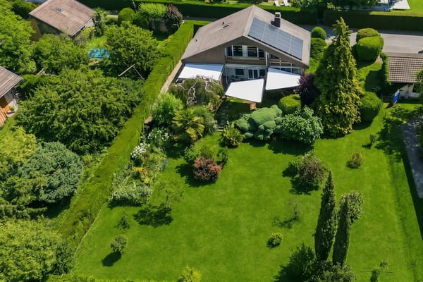 Maison individuelle avec grand jardin dans un quartier résidentiel à q 1