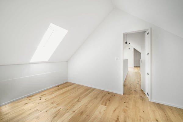 Raffinierte 1.5-Zimmer-Neubaudachwohnung mit offener Galerie und Mansardenzimmer 6