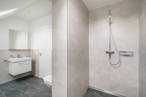 Raffinierte 1.5-Zimmer-Neubaudachwohnung mit offener Galerie und Mansardenzimmer 4