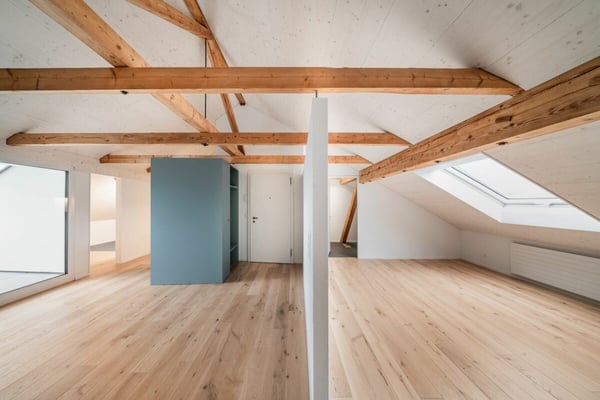 Saniertes 2.5-Zimmer-Dachloft mit sonnigem Balkon 2