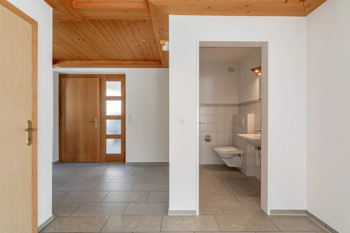 Freistehendes 6.5-Zimmer-Haus mit 2.5-Zimmer Einliegerwohnung an wunderbarer Aussichtslage!