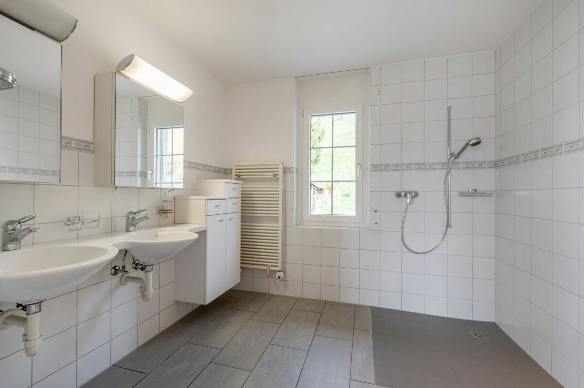 Freistehendes 6.5-Zimmer-Haus mit 2.5-Zimmer Einliegerwohnung an wunderbarer Aussichtslage!