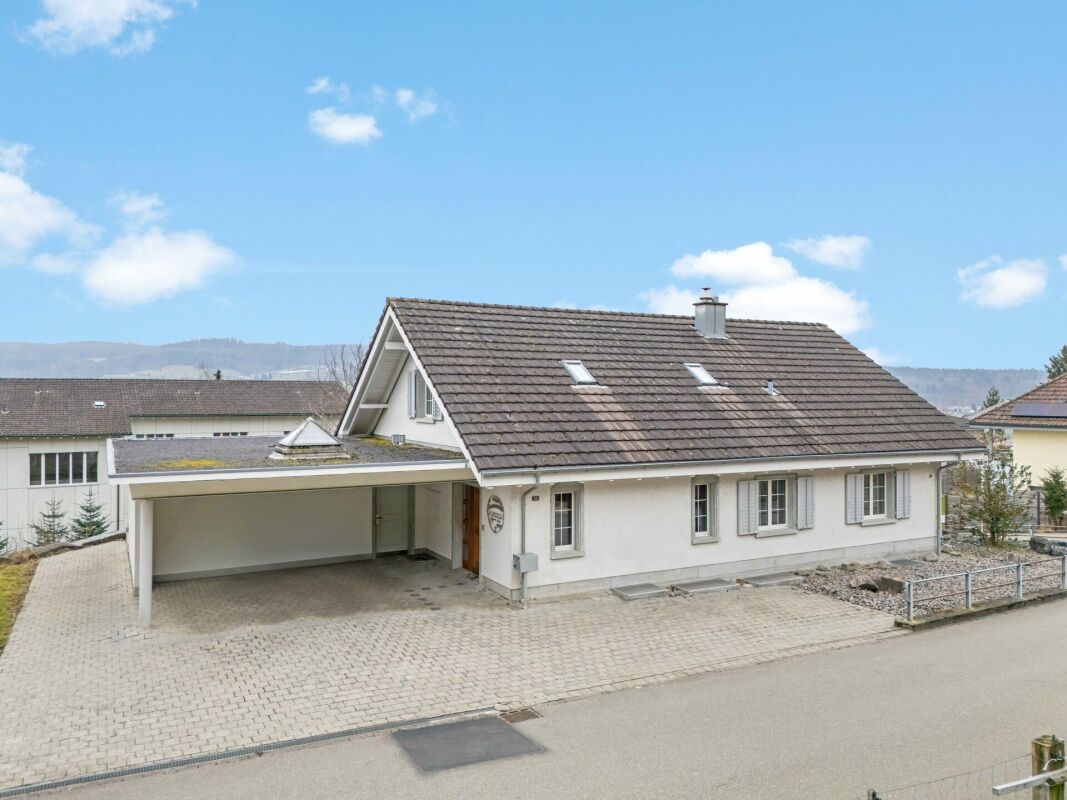 Freistehendes 6.5-Zimmer-Haus mit 2.5-Zimmer Einliegerwohnung an wunderbarer Aussichtslage!