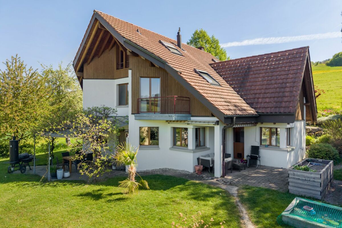 Grosszügiges freistehendes 6.5-Zimmer-Einfamilienhaus mit viel Platz, Ruhe & Privatsphäre - Weitblick ins Mettauertal!