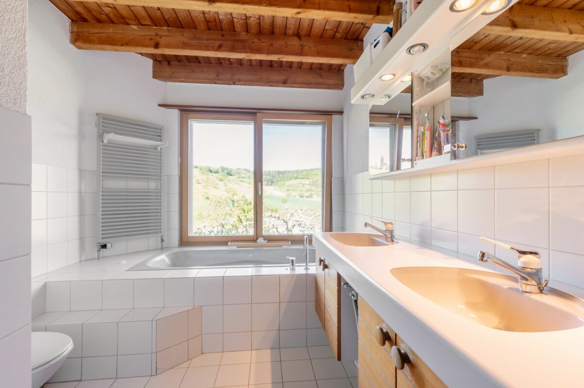 Grosszügiges freistehendes 6.5-Zimmer-Einfamilienhaus mit viel Platz, Ruhe & Privatsphäre - Weitblick ins Mettauertal!