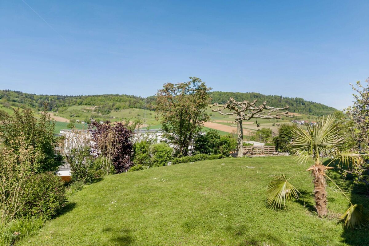 Grosszügiges freistehendes 6.5-Zimmer-Einfamilienhaus mit viel Platz, Ruhe & Privatsphäre - Weitblick ins Mettauertal!
