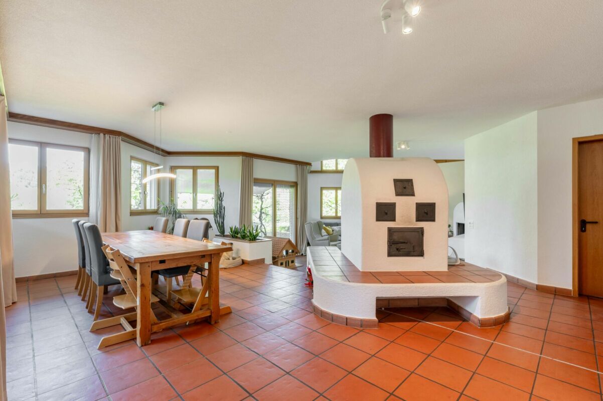 Grosszügiges freistehendes 6.5-Zimmer-Einfamilienhaus mit viel Platz, Ruhe & Privatsphäre - Weitblick ins Mettauertal!