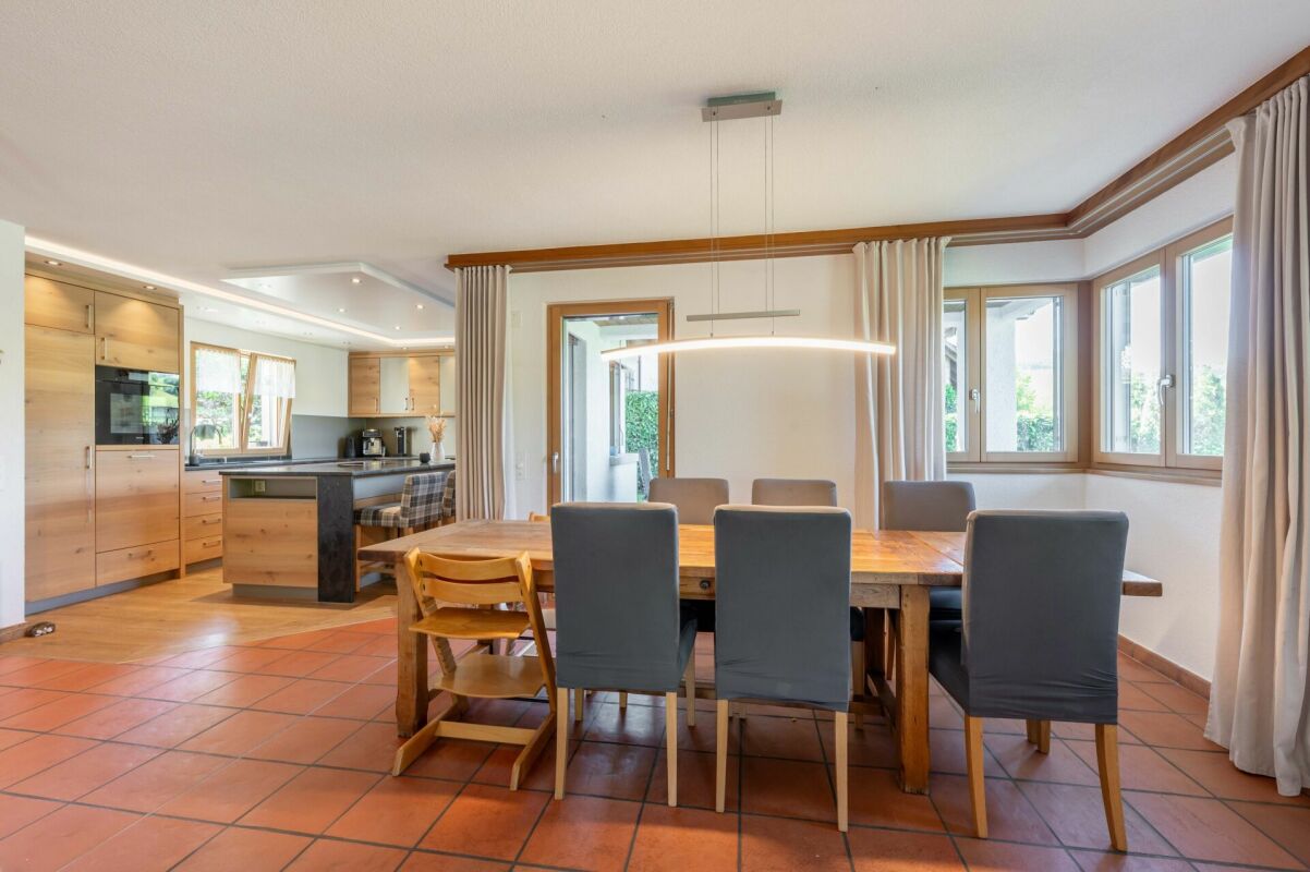 Grosszügiges freistehendes 6.5-Zimmer-Einfamilienhaus mit viel Platz, Ruhe & Privatsphäre - Weitblick ins Mettauertal!