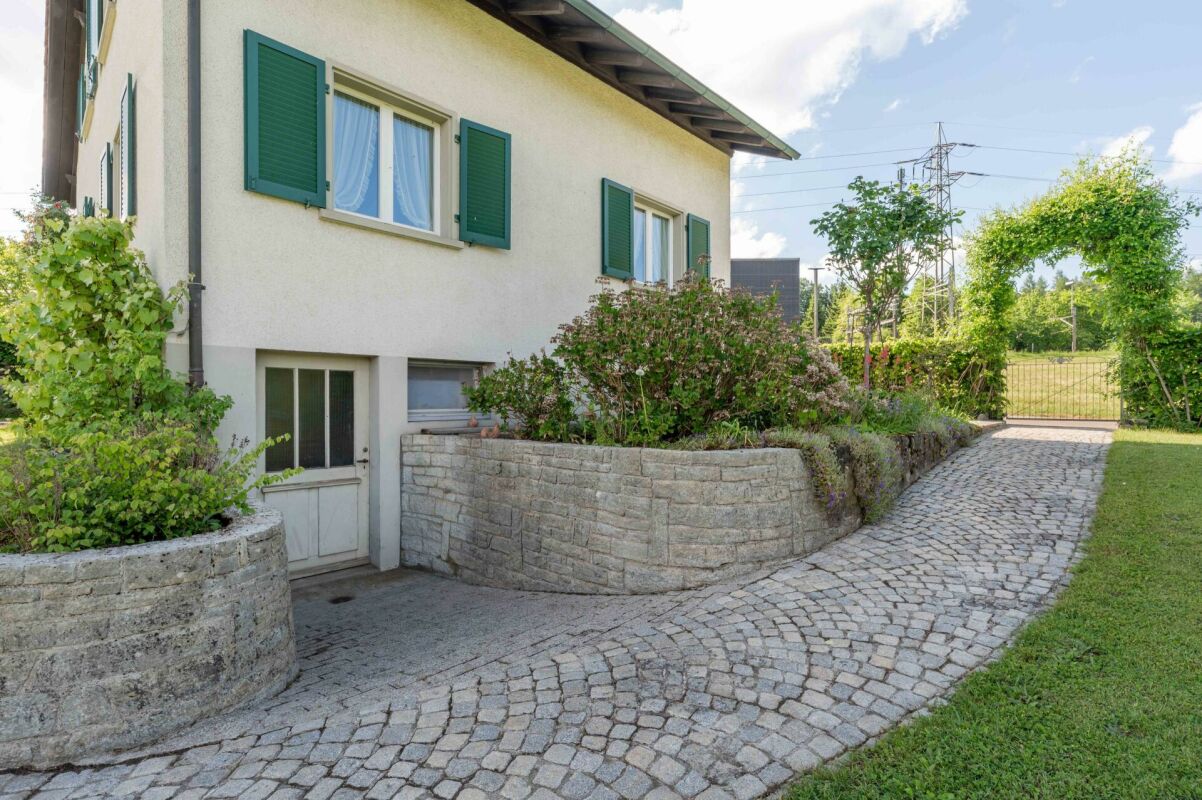 Freistehendes 5.5-Zimmer-Einfamilienhaus mit herrlichem Garten an wunderbar erhöhter Lage