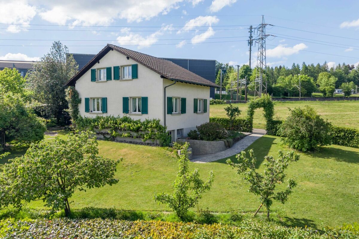 Freistehendes 5.5-Zimmer-Einfamilienhaus mit herrlichem Garten an wunderbar erhöhter Lage
