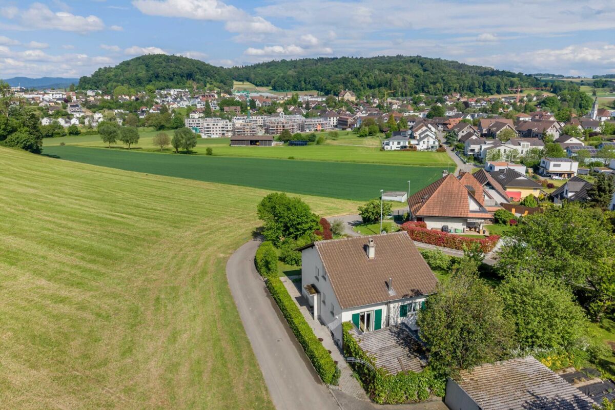 Herrlich gelegenes, 1'208 m2 grosses und voll erschlossenes Baulandgrundstück mit Altliegenschaft
