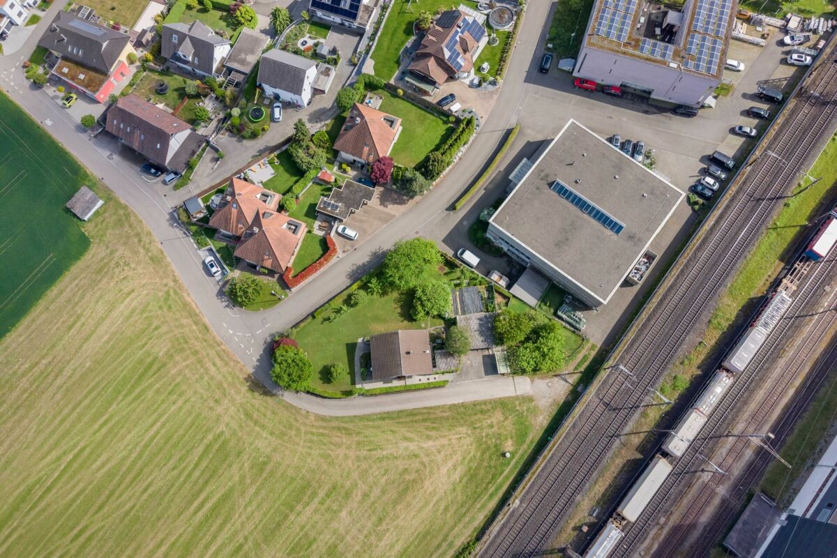 Herrlich gelegenes, 1'208 m2 grosses und voll erschlossenes Baulandgrundstück mit Altliegenschaft