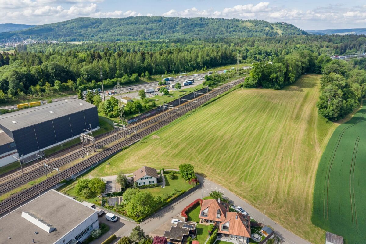 Herrlich gelegenes, 1'208 m2 grosses und voll erschlossenes Baulandgrundstück mit Altliegenschaft