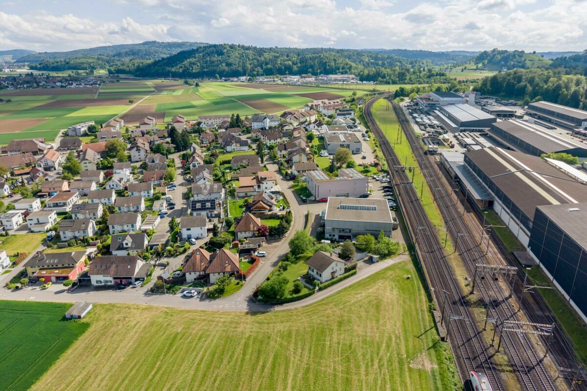 Herrlich gelegenes, 1'208 m2 grosses und voll erschlossenes Baulandgrundstück mit Altliegenschaft