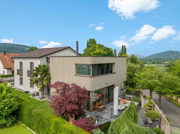 Luxuriöse 6.5-Zimmer-Villa mit herrlichem Garten, Poolanlage und Koi-Teich 1