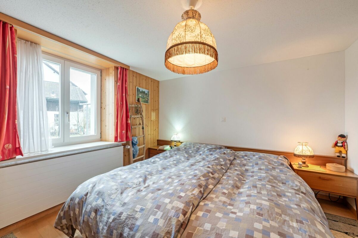 Baulandgrundstück über 1'758 m² mit Zweifamilienhaus und viel Entwicklungspotenzial im ruhigen Dorfkern von Remigen