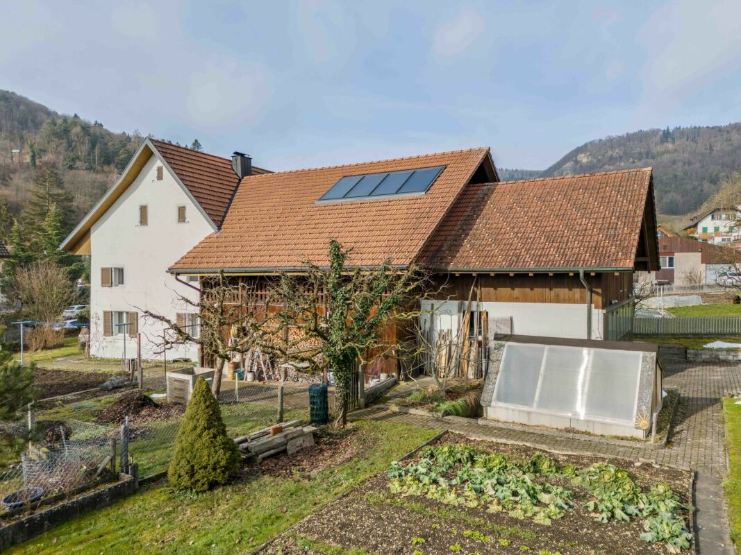 Baulandgrundstück über 1'758 m² mit Zweifamilienhaus und viel Entwicklungspotenzial im ruhigen Dorfkern von Remigen