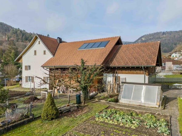 Wohnhaus mit zwei 2.5-Zimmer-Wohnungen und Entwicklungspotenzial im ruhigen Dorfkern von Remigen 2