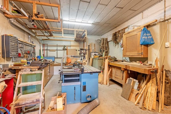 Wohnhaus mit zwei 2.5-Zimmer-Wohnungen und Entwicklungspotenzial im ruhigen Dorfkern von Remigen 21