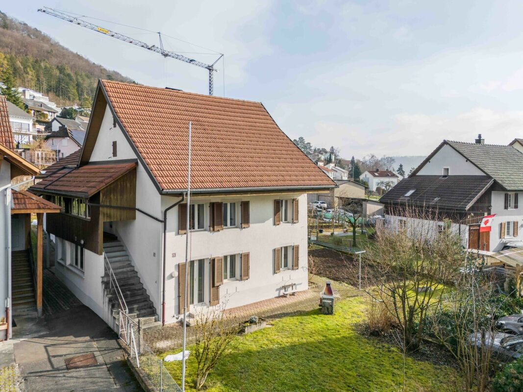 Baulandgrundstück über 1'758 m² mit Zweifamilienhaus und viel Entwicklungspotenzial im ruhigen Dorfkern von Remigen