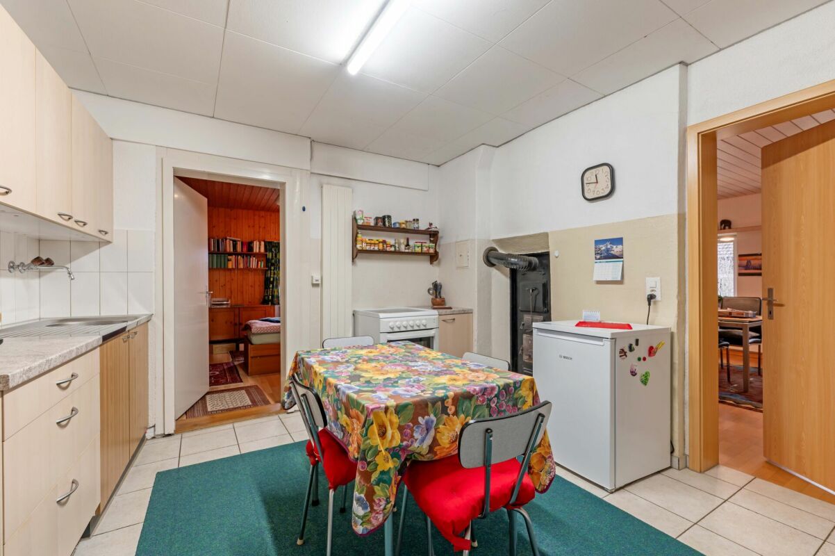 Baulandgrundstück über 1'758 m² mit Zweifamilienhaus und viel Entwicklungspotenzial im ruhigen Dorfkern von Remigen