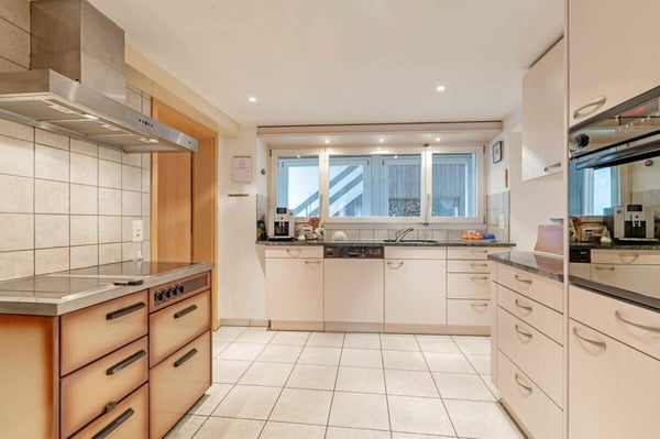 Wohnhaus mit zwei 2.5-Zimmer-Wohnungen und Entwicklungspotenzial im ruhigen Dorfkern von Remigen 4