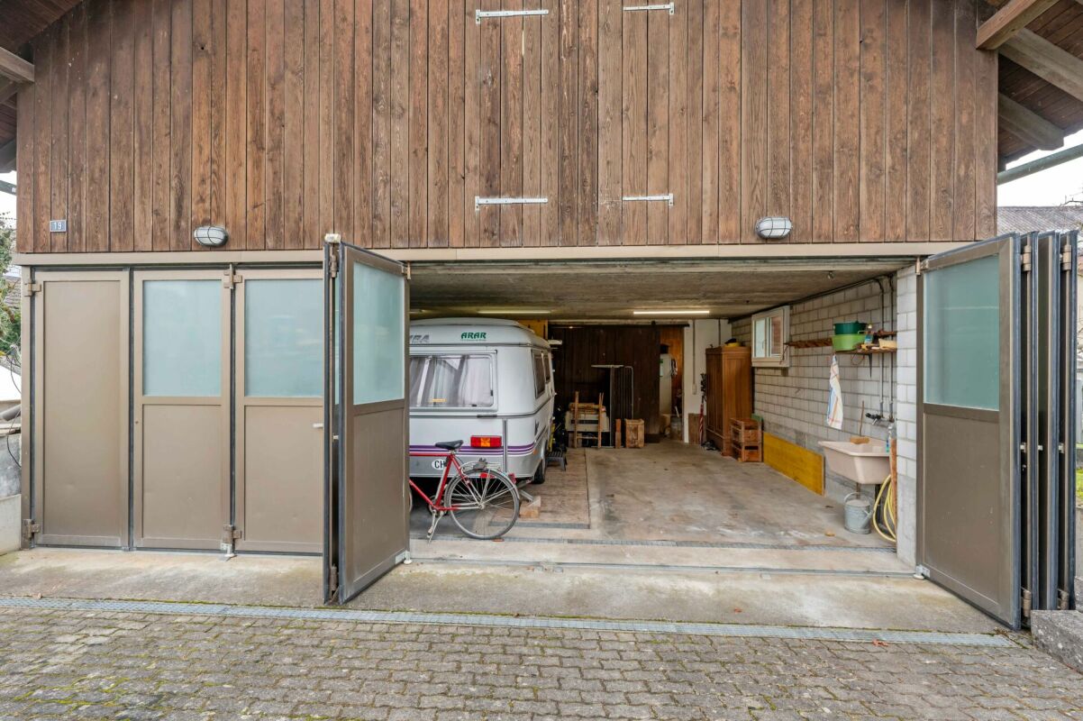 Baulandgrundstück über 1'758 m² mit Zweifamilienhaus und viel Entwicklungspotenzial im ruhigen Dorfkern von Remigen