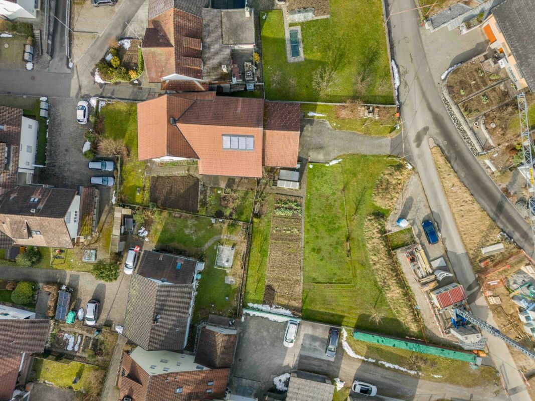 Baulandgrundstück über 1'758 m² mit Zweifamilienhaus und viel Entwicklungspotenzial im ruhigen Dorfkern von Remigen
