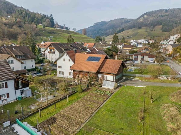 Wohnhaus mit zwei 2.5-Zimmer-Wohnungen und Entwicklungspotenzial im ruhigen Dorfkern von Remigen 1