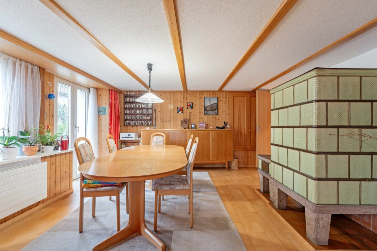 Baulandgrundstück über 1'758 m² mit Zweifamilienhaus und viel Entwicklungspotenzial im ruhigen Dorfkern von Remigen