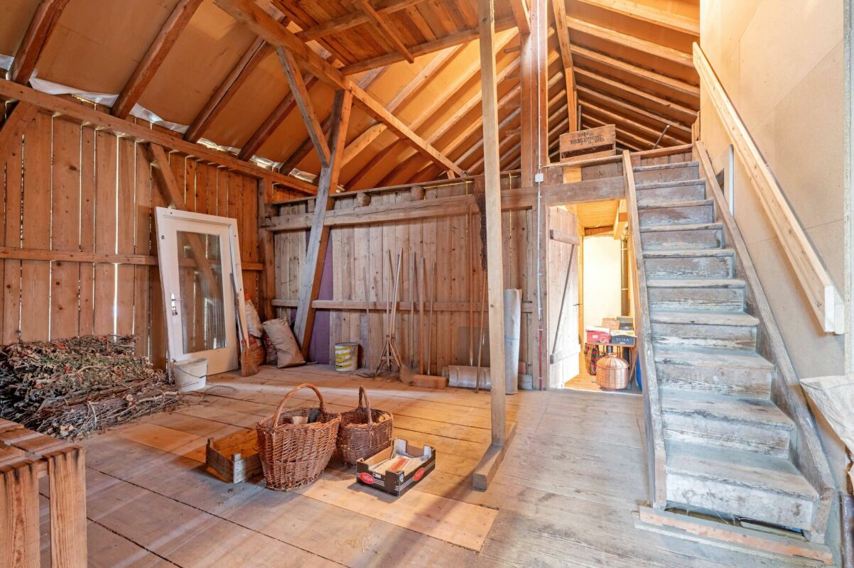 Baulandgrundstück über 1'758 m² mit Zweifamilienhaus und viel Entwicklungspotenzial im ruhigen Dorfkern von Remigen