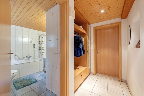 Wohnhaus mit zwei 2.5-Zimmer-Wohnungen und Entwicklungspotenzial im ruhigen Dorfkern von Remigen 9