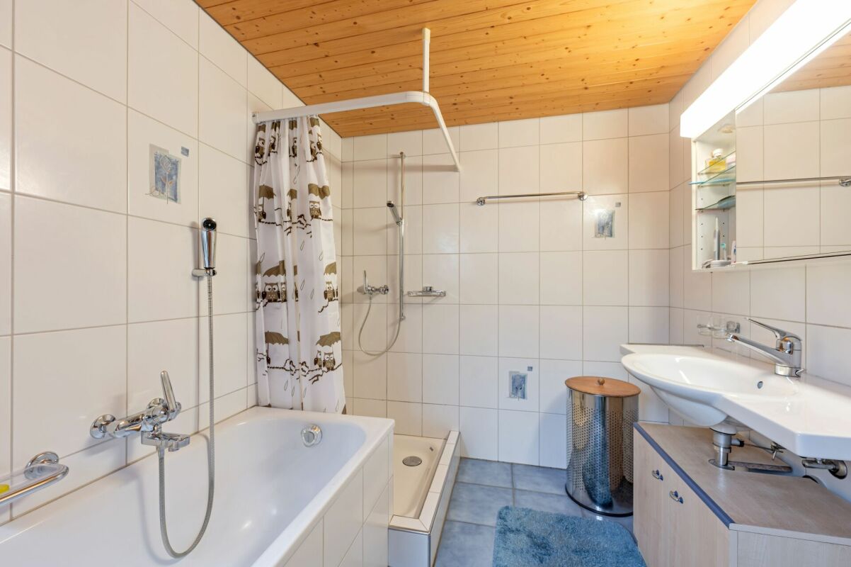 Baulandgrundstück über 1'758 m² mit Zweifamilienhaus und viel Entwicklungspotenzial im ruhigen Dorfkern von Remigen